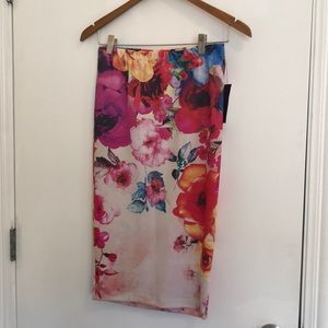 Floral stretch pencil skirt